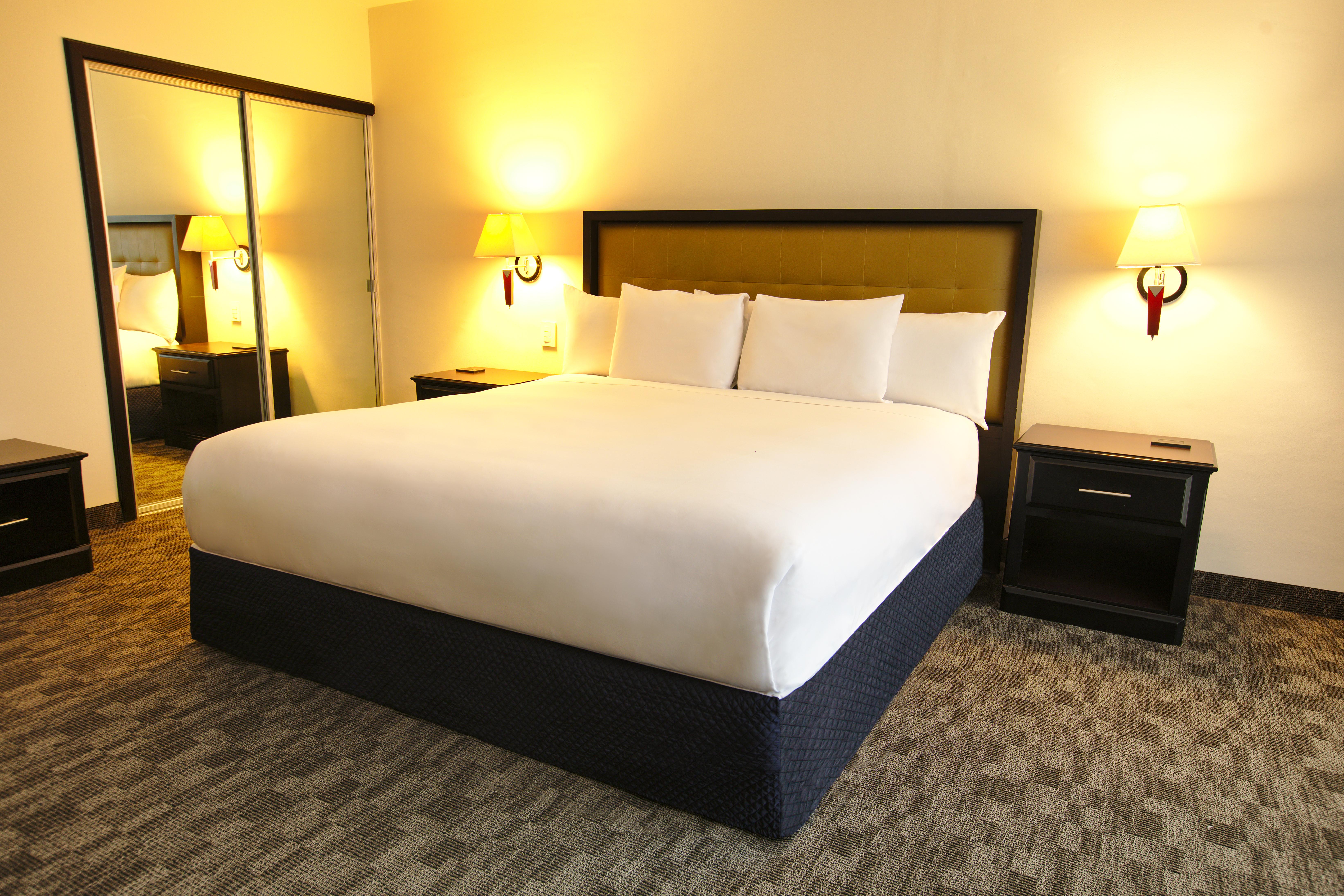Wyndham Garden Guatemalaváros Kültér fotó A bedroom at the Hilton Garden Inn in San Francisco