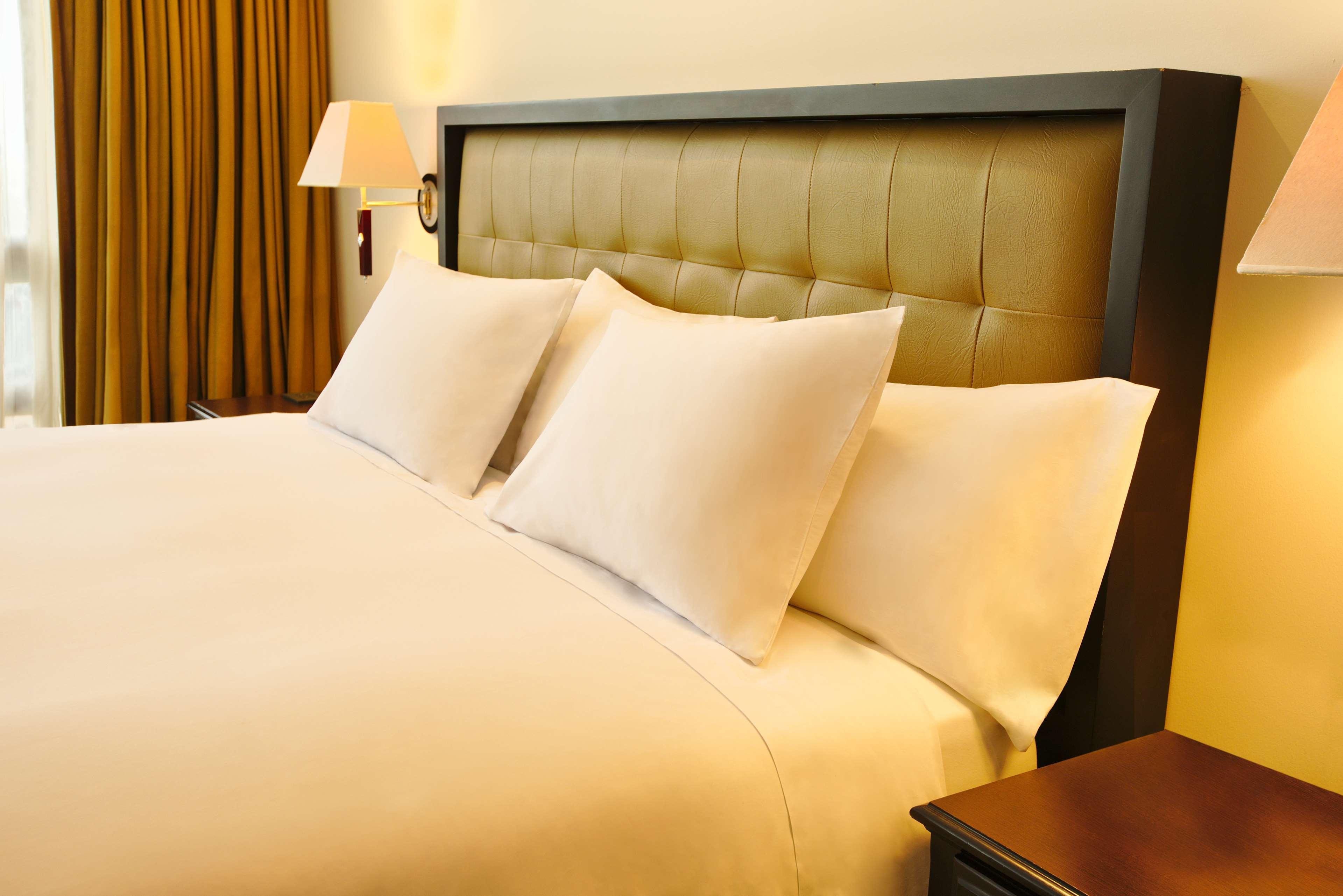 Wyndham Garden Guatemalaváros Kültér fotó A bed with two pillows
