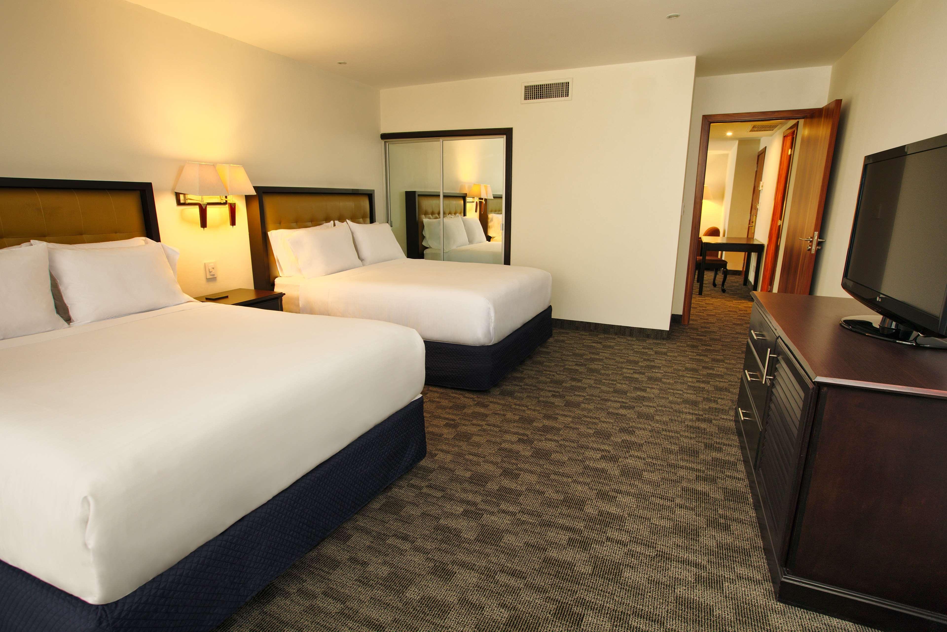 Wyndham Garden Guatemalaváros Kültér fotó A typical guest room at the Hilton San Francisco