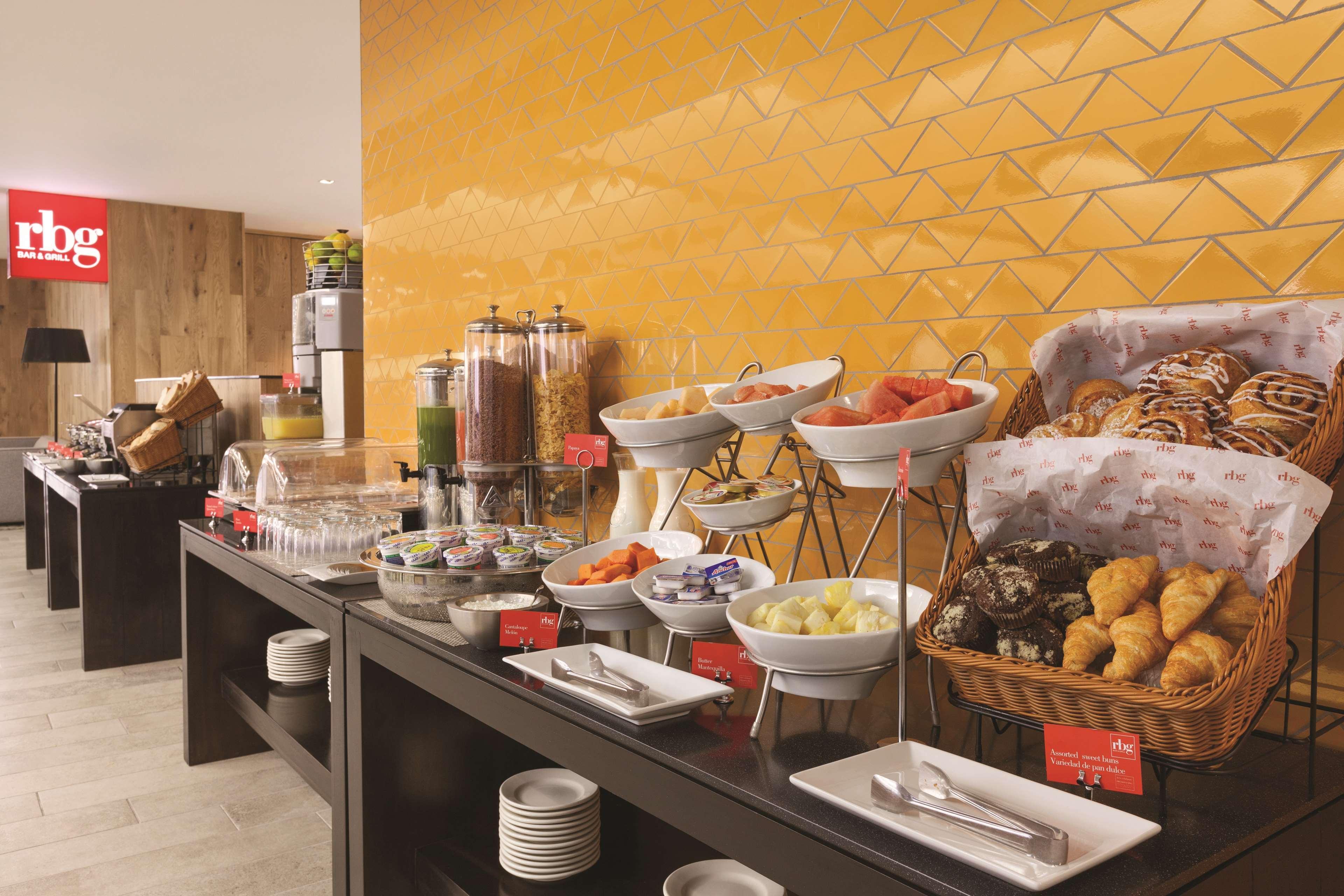 Wyndham Garden Guatemalaváros Kültér fotó A typical buffet at a hotel