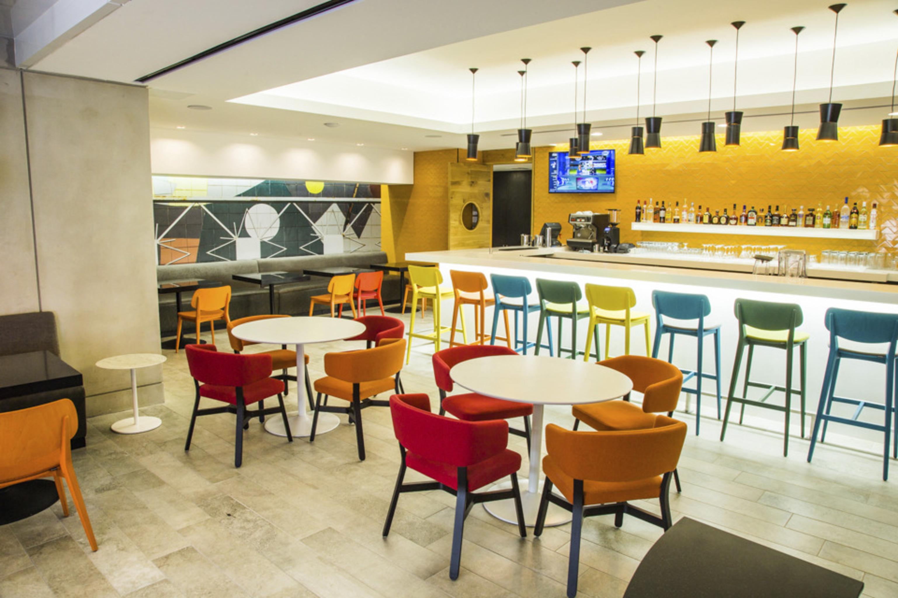 Wyndham Garden Guatemalaváros Kültér fotó The lounge at London Heathrow Airport