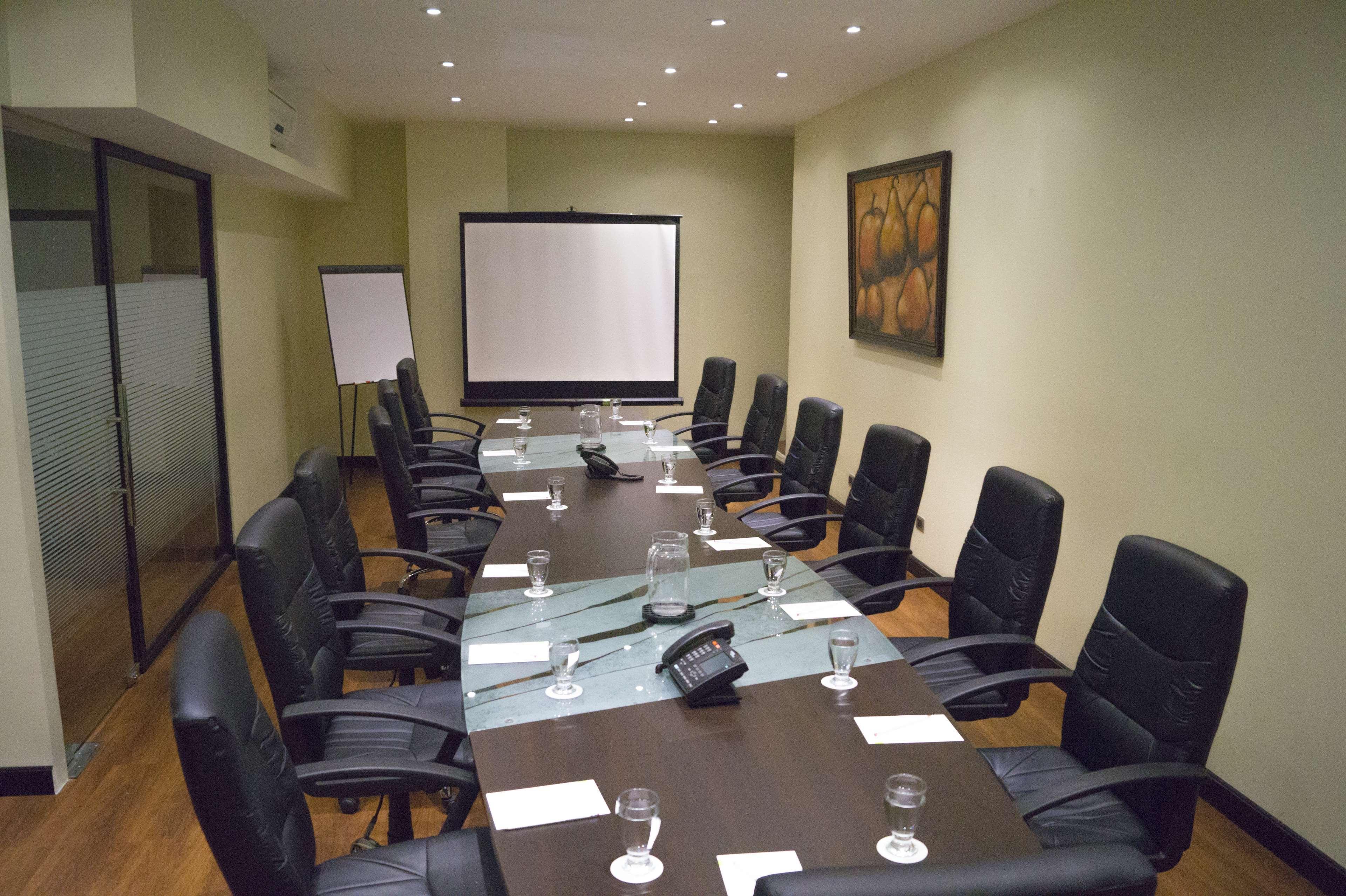 Wyndham Garden Guatemalaváros Kültér fotó A typical boardroom