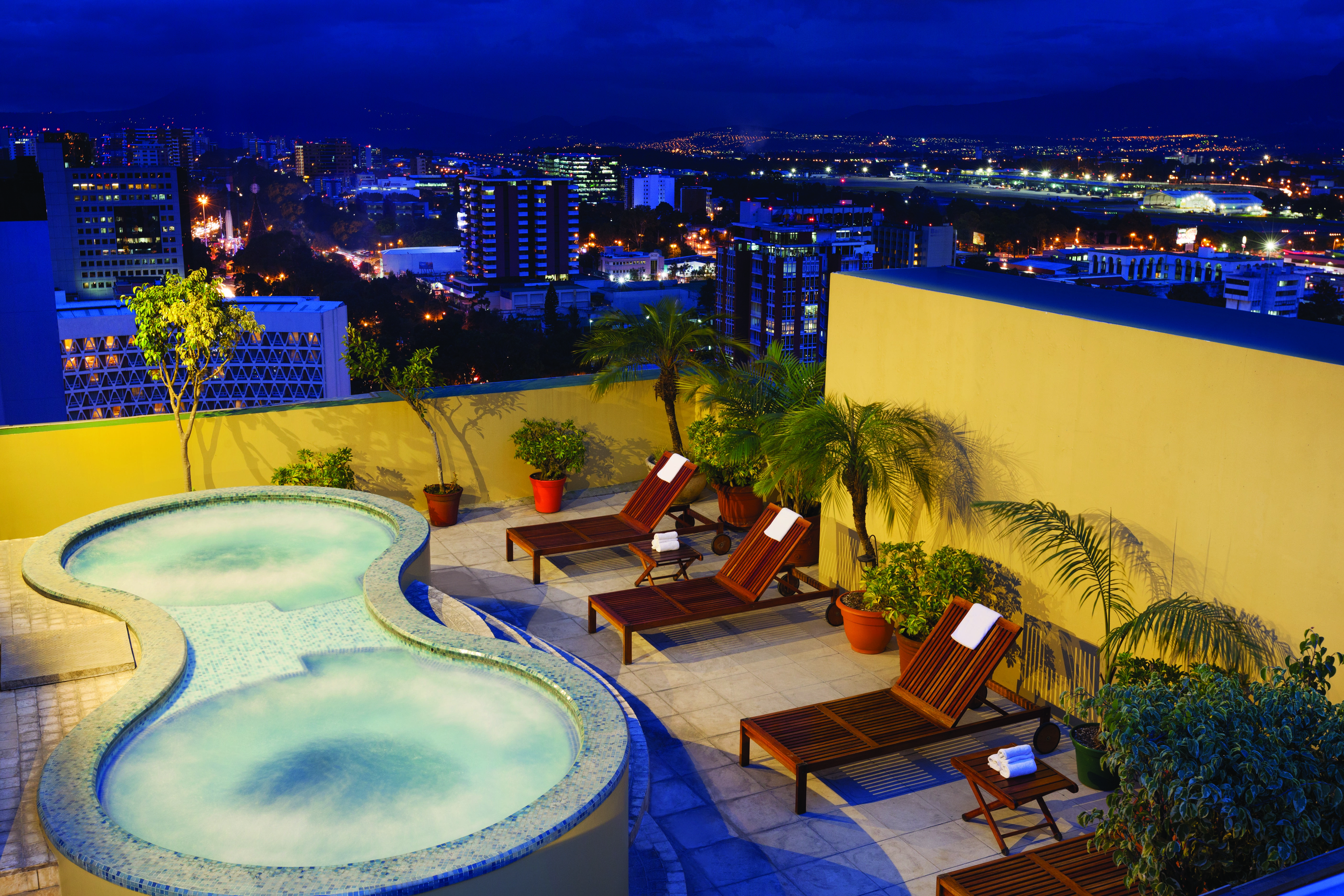 Wyndham Garden Guatemalaváros Kültér fotó Rooftop spa at the Hotel El Prado