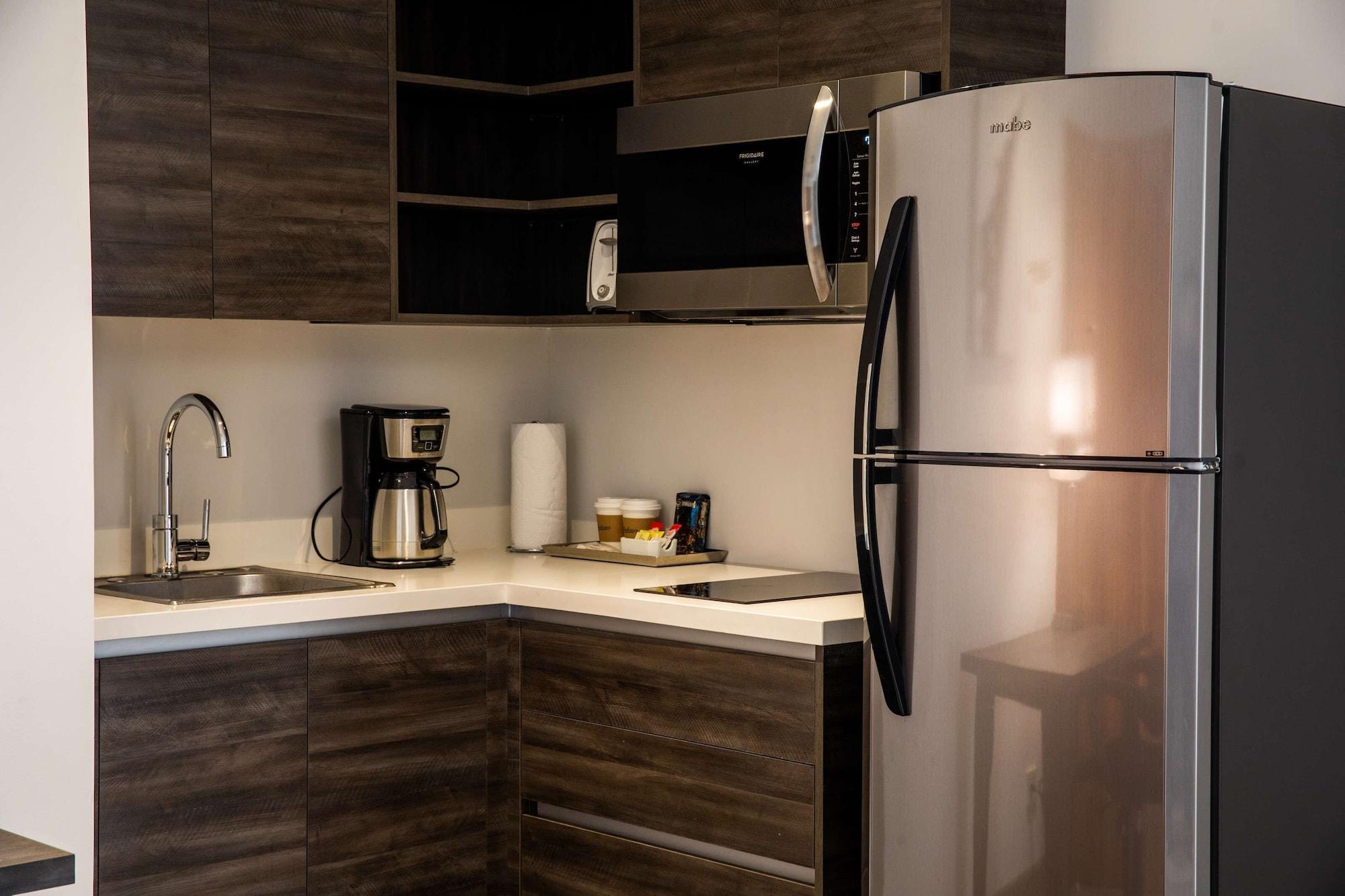 Wyndham Garden Guatemalaváros Kültér fotó A modern kitchen with a refrigerator