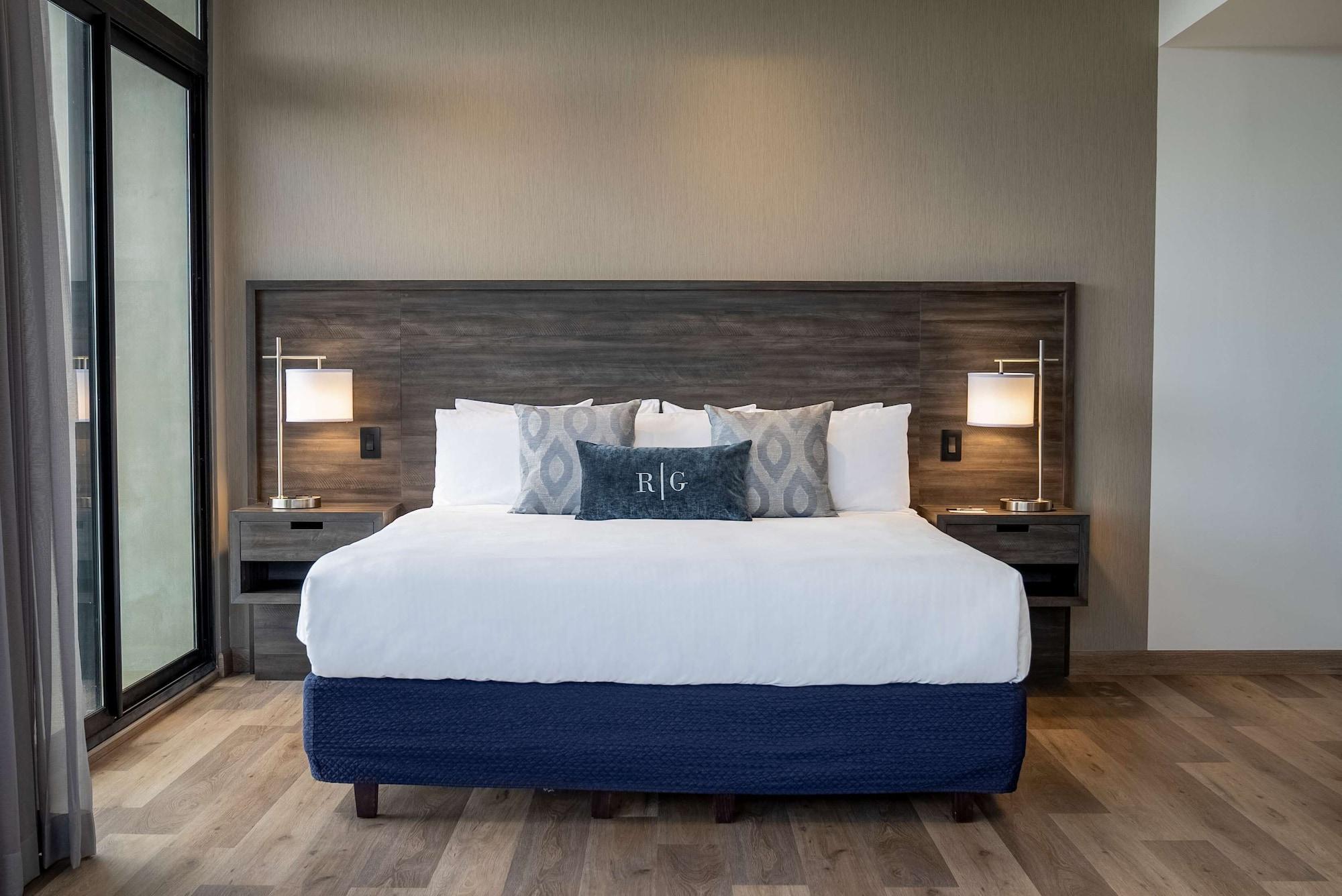 Wyndham Garden Guatemalaváros Kültér fotó A bedroom at the Ritz-Carlton, Boston