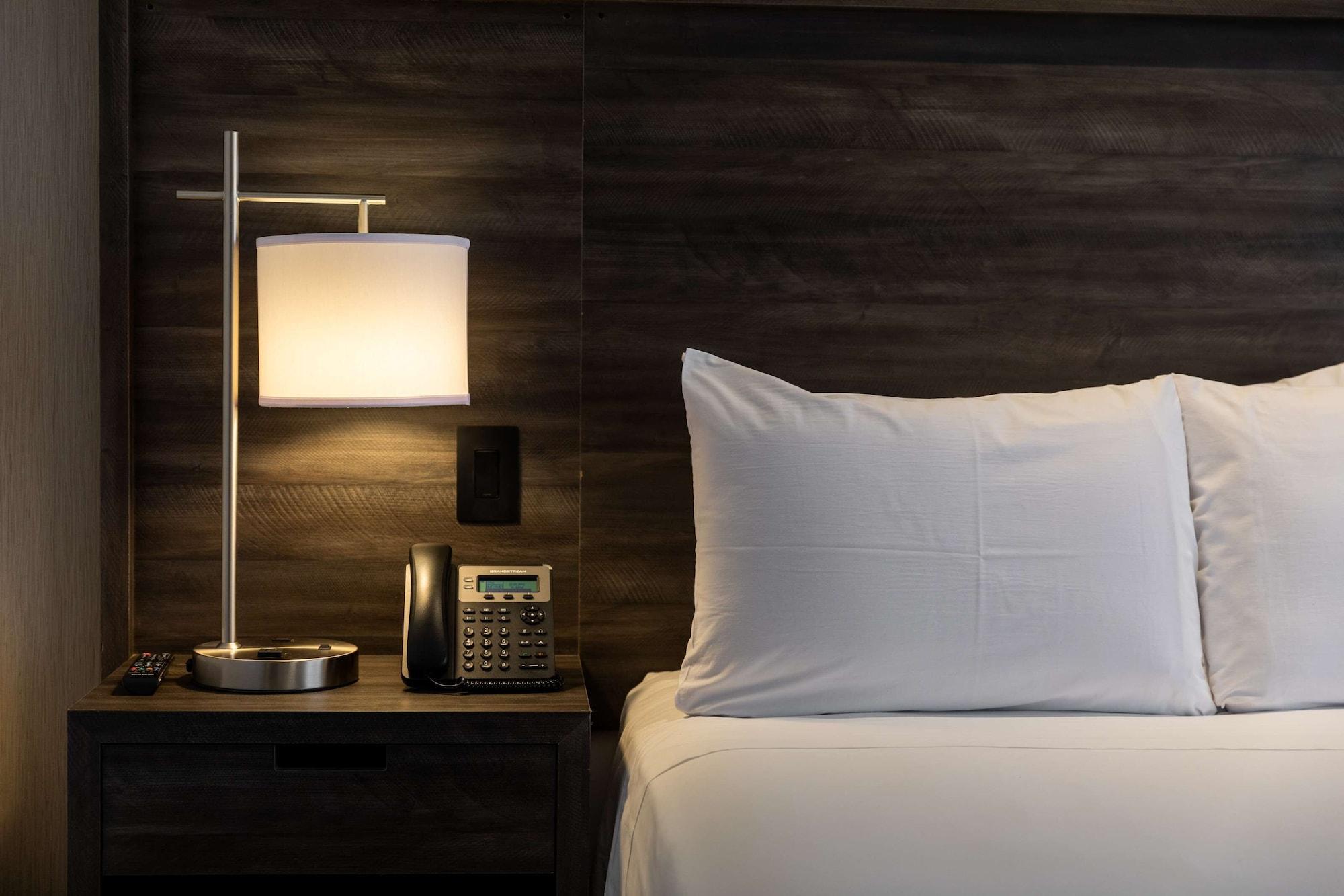 Wyndham Garden Guatemalaváros Kültér fotó A lamp on a bedside table