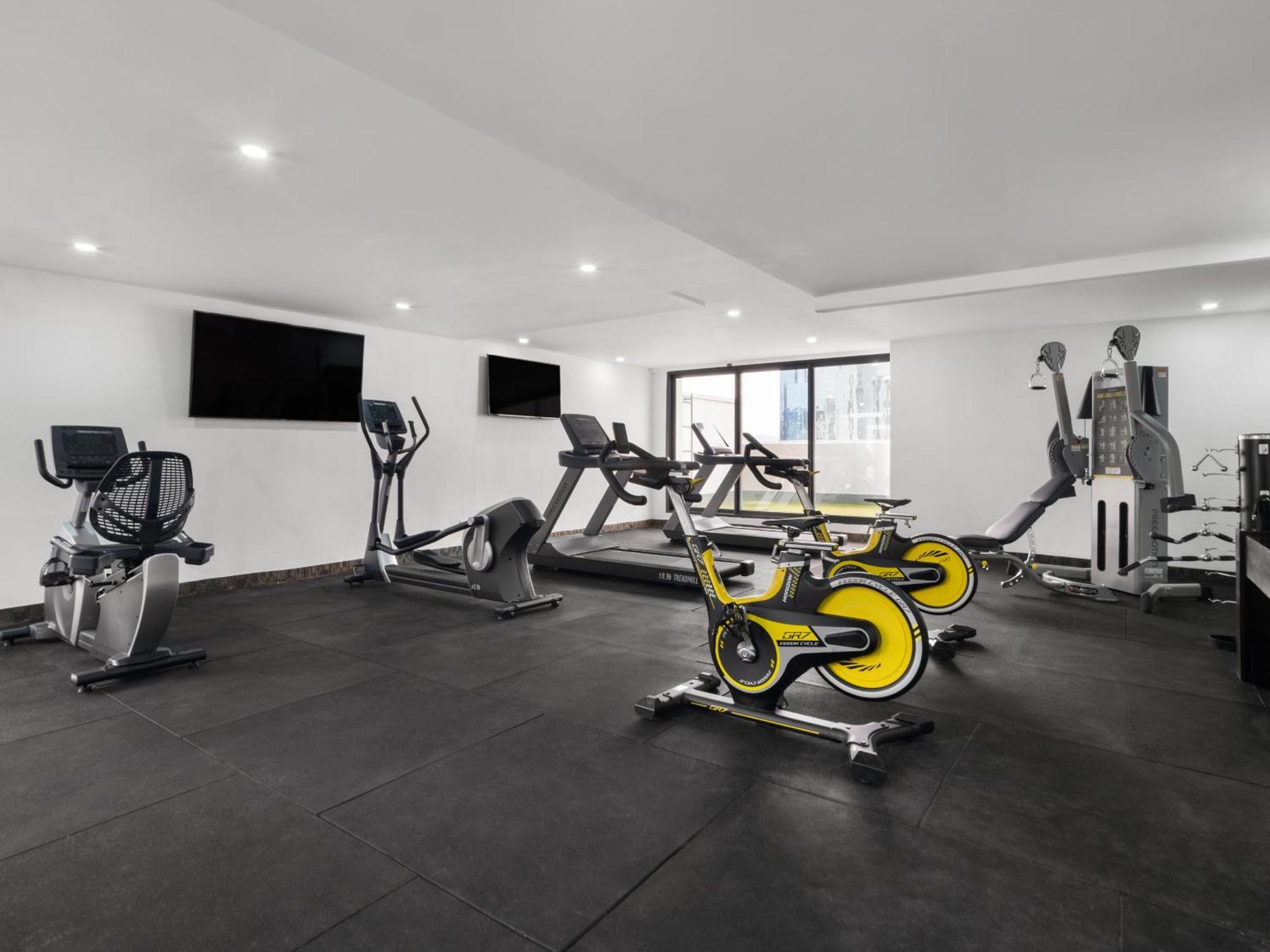 Wyndham Garden Guatemalaváros Kültér fotó A gym in a private house