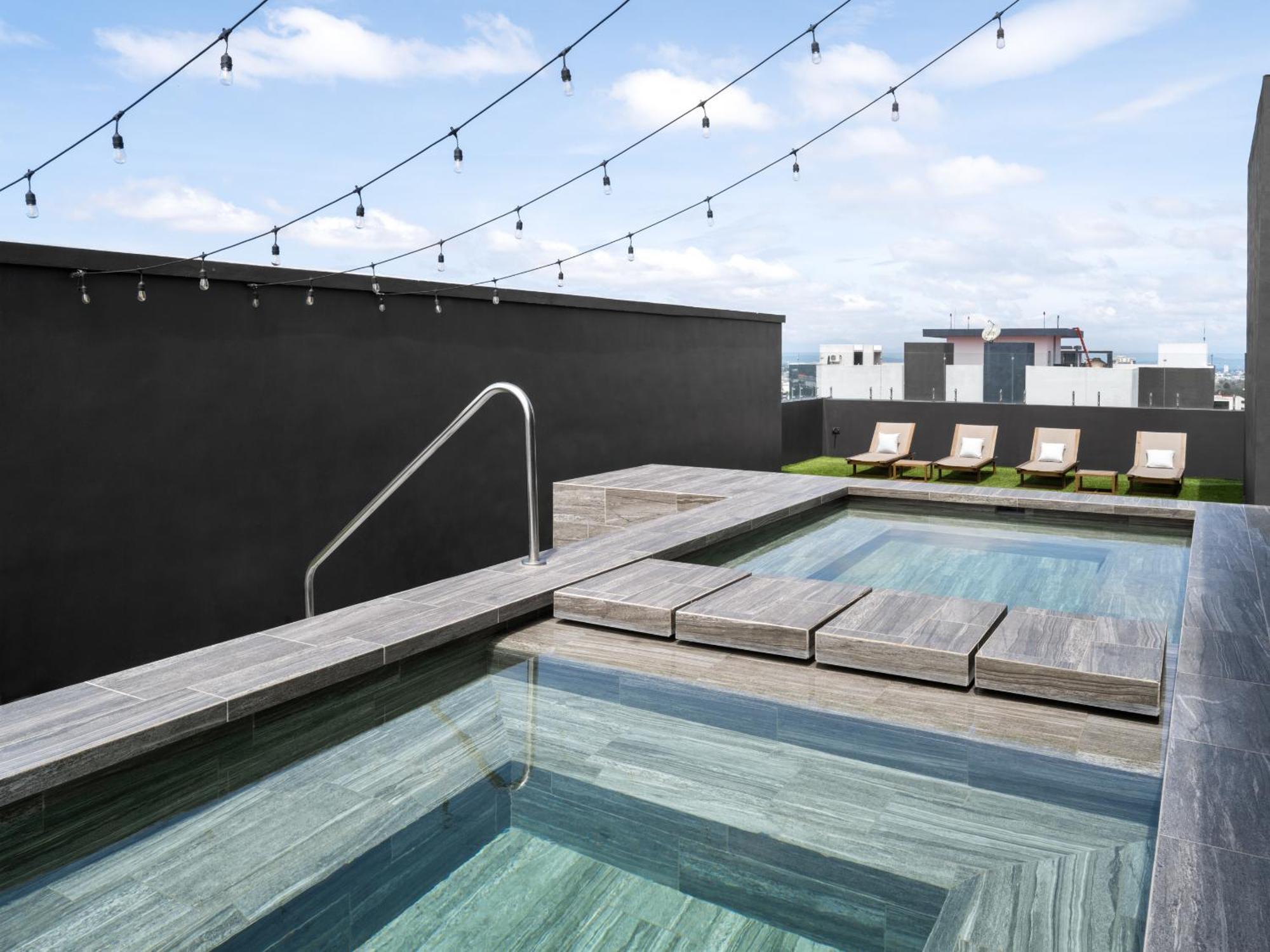 Wyndham Garden Guatemalaváros Kültér fotó Rooftop pool at the Standard East Village